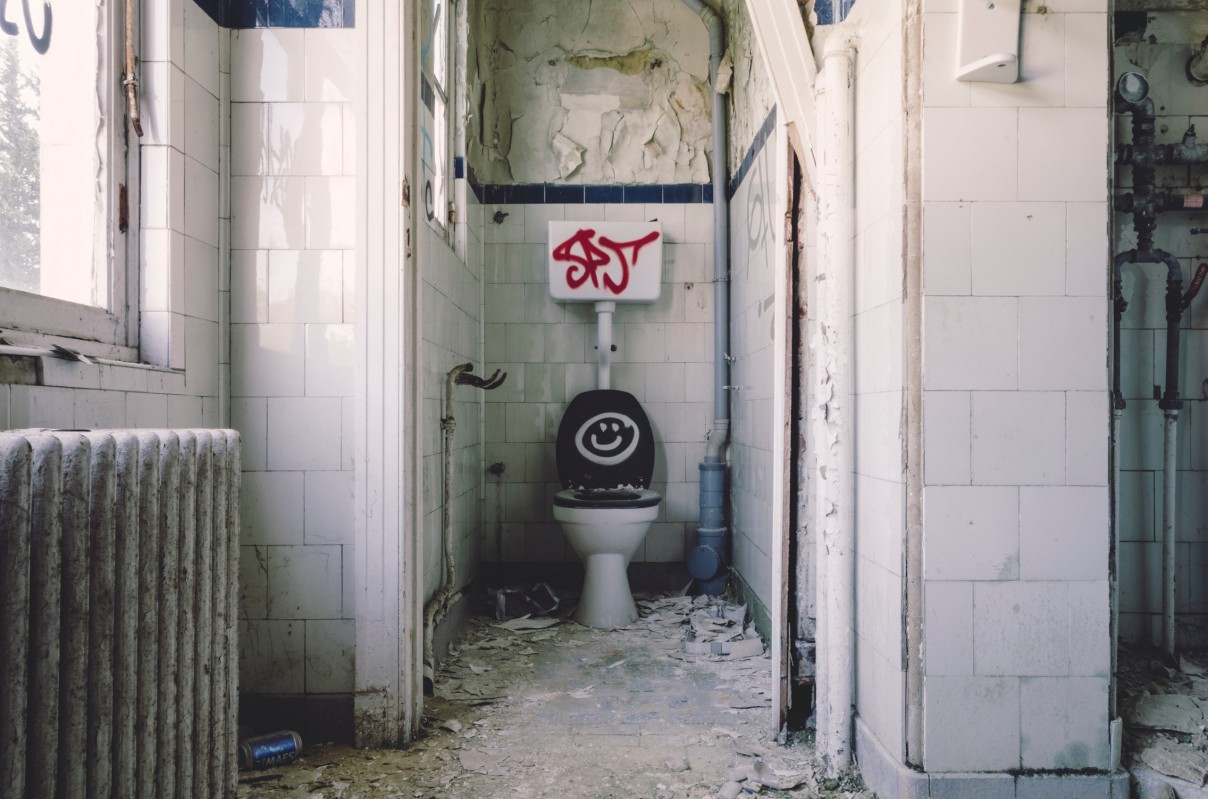 Image of a dirty bathroom